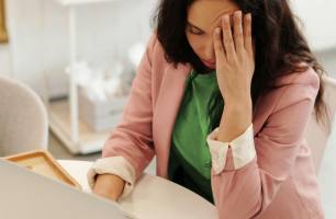 burnout mulher estressada no trabalho